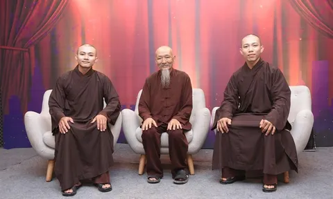 'Thầy ông nội' khoe 2 'đồ đệ ruột' Tịnh thất Bồng Lai có nhiều bạn gái, thái độ của cả hai gây chú ý