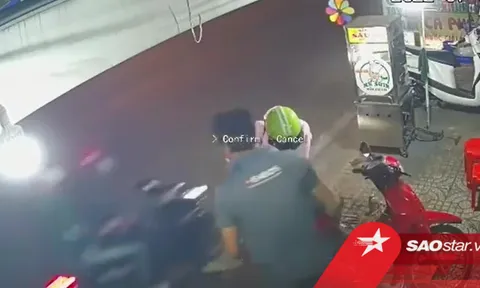 Clip: Vừa giật túi xách của cô gái, 2 thanh niên tăng ga tẩu thoát thì bất ngờ tự ngã lăn xuống đường