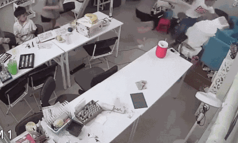 Clip: Đi làm móng chơi Tết, cô vợ bị chồng xông vào quán túm tóc, đấm túi bụi vào đầu