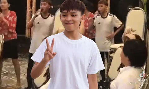 Xôn xao clip Hồ Văn Cường hát tại đám tiệc ở quê, giọng hát thế nào mà lại gây tranh cãi thế này?