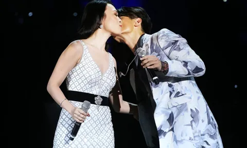 Chuyện gì đây: Mỹ Tâm và Hà Anh Tuấn bất ngờ hôn nhau đầy ngọt ngào trên sân khấu song ca cùng nhau?