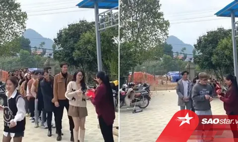 Lớp học khiến ai cũng trầm trồ vì số lượng thành viên ở buổi họp lớp, lại còn được cô giáo lì xì đầu năm