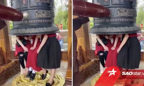 Xôn xao clip 3 cô gái chui vào trong chuông lớn để sư thầy gõ 'giác ngộ' dịp đầu năm