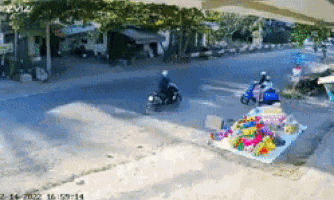 Thót tim khoảnh khắc bé trai bất ngờ lao ra đường suýt bị container tông trúng