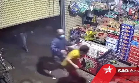 Clip: Nhóm thanh niên cầm gậy bóng chày hùng hổ xông vào đập phá, hành hung nữ chủ tiệm tạp hóa