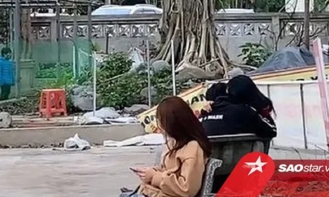 Clip: Cặp đôi thản nhiên ôm hôn trong chùa, bất chấp xung quanh có trẻ con