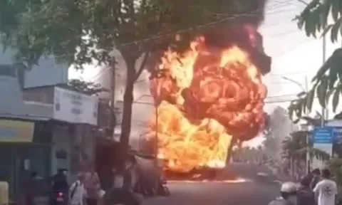 Clip: Tài xế dũng cảm lái xe bồn đang bốc cháy dữ dội để cứu cây xăng