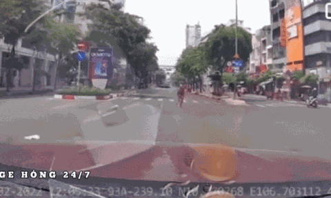 Lao vào đầu ô tô giở chiêu 'ăn vạ', người phụ nữ nhận cái kết bẽ bàng