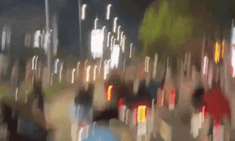 Kinh hãi đám thanh niên đi xe dàn hàng giữa đường, 'thanh toán' nhau bằng chổi khiến dân mạng tranh cãi