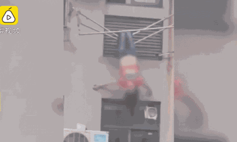 Clip: Cô gái say xỉn ngã vắt vẻo trên giá phơi quần áo, hàng xóm nhanh trí làm một việc cứu người