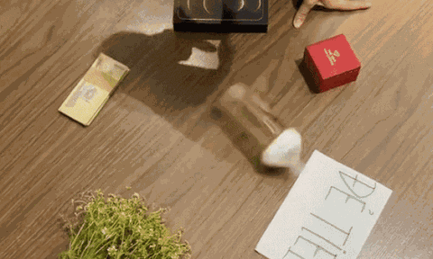 Háo hức chơi trò vòng quay may mắn trúng quà 8/3, cô vợ nhận món quà 'bất ngờ đến bật ngửa'