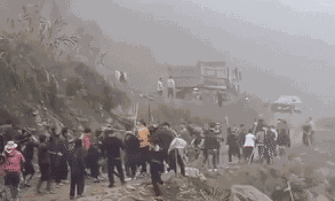 Clip: Hỗn chiến kinh hoàng giữa người dân và công nhân dự án thủy điện Mây Hồ khiến 8 người bị thương