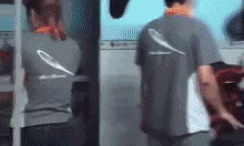 Clip: Vợ bắt ghen tại trận 'tiểu tam bạn thân' léng phéng với chồng, thái độ đôi vụng trộm gây bức xúc