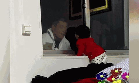 Ông tham gia chống Covid-19 tranh thủ gặp cháu gái qua cửa kính, clip ngắn gói trọn hành động ngọt ngào