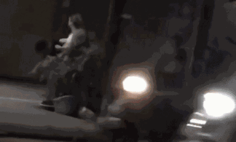 Clip: Chàng trai quỳ lạy, đập đầu xuống đất sau cái quay lưng của bạn gái, cảnh tượng đầy xót xa