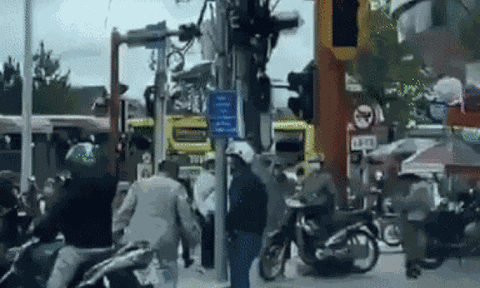 Ông chú hùng hổ 'đi đường quyền' nam thanh niên đang quỳ rạp dưới đất, hành động sau đó còn căm phẫn hơn