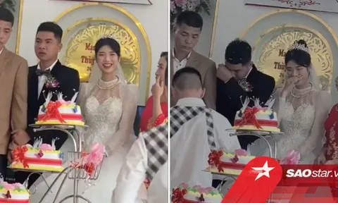 Chú rể nắm chặt tay bố lau nước mắt bên cạnh cô dâu cười tươi, biểu cảm của người bố càng gây chú ý