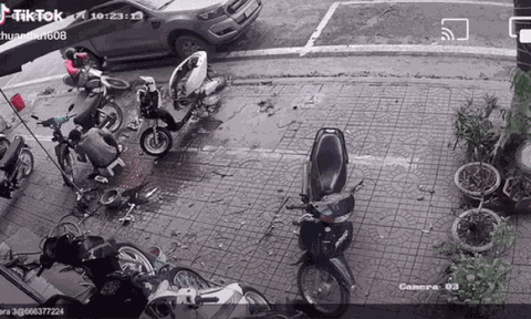 Clip: Tránh ôtô đang dừng, cô gái lao xe máy bay thẳng vào một nơi 'định mệnh'