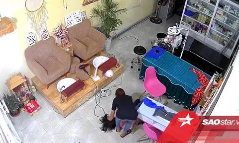Clip: Vừa gội đầu xong, người phụ nữ bất ngờ ngã gục xuống sàn khiến chủ tiệm hoảng hốt hô hoán