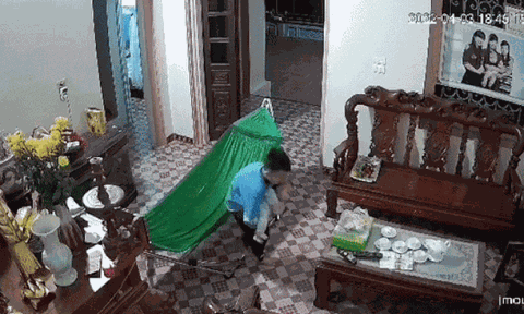 Giúp mẹ dỗ em nhưng lại không may để em ngã, biểu cảm của anh trai sau đó khiến ai nấy đều xót xa