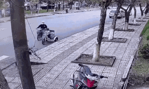 Clip: Gã nghiện cướp tiền, điện thoại của người ngồi xe lăn bán vé số dạo và cái kết 'đắng ngắt'