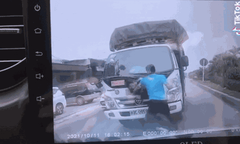 Clip: Xảy ra va chạm giao thông, nam tài xế đấm túi bụi khiến đối phương không kịp trở tay