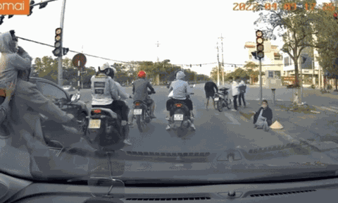 Chở 3 và không đội mũ bảo hiểm, hành động tiếp đó của 3 thiếu niên không biết nên khen hay trách?