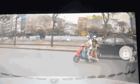 Clip: Nam thanh niên tăng ga, phi xe sang đường bất cẩn đánh rơi 'tình yêu' xuống đất
