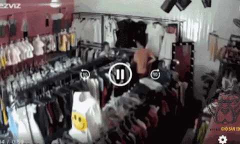 Clip: Gã đàn ông tấn công nữ chủ shop quần áo, tiếng kêu cứu 'chồng ơi' gây ám ảnh