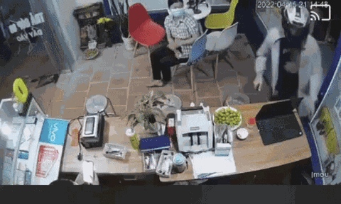 Nam thanh niên che kín mặt, cầm dao khống chế nữ nhân viên rồi ôm cục tiền tháo chạy