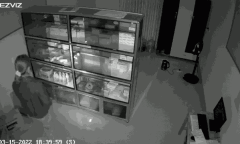 Camera 'tóm gọn' cảnh nữ trạm trưởng y tế xã lấy trộm thuốc mang đi bán và cái kết cho kẻ tham lam