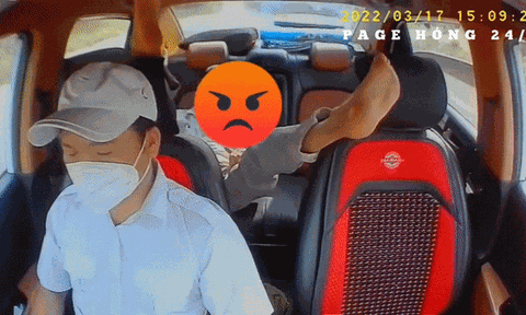 Clip: Nam hành khách có hàng loạt hành động kém duyên nhưng thái độ của tài xế mới gây bất ngờ