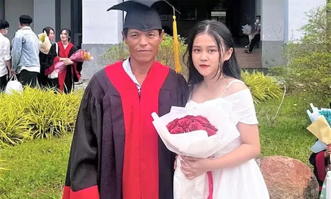 Xúc động khoảnh khắc nữ sinh mặc áo cử nhân cho bố trong lễ tốt nghiệp Đại học