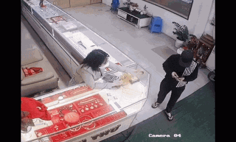 Clip: Giả vờ là khách mua, kẻ gian cướp vàng bỏ chạy và pha rượt đuổi 'gay cấn' của bà bầu 8 tháng