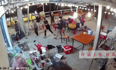 Clip: Hỗn chiến trong quán ăn, kẻ ném bia, người cầm gậy 'trả miếng' khiến 2 thanh niên gục tại chỗ
