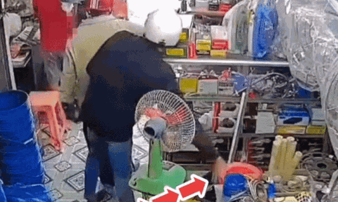 Clip: 2 nam thanh niên trộm đồ 'nhanh như chớp' bất chấp chủ tiệm đứng cạnh bên