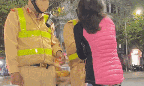 Clip: Bà cô lớn tiếng 'cãi cùn', hung hăng túm áo CSGT vì một lỗi sai cơ bản và cái kết 'đáng đời'