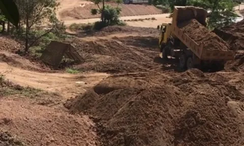 Khánh Hòa: Khai thác, vận chuyển đất trái phép gây nhiễm môi trường, hư hỏng đường sá tại Khánh Sơn