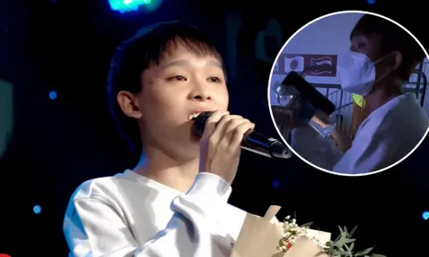 Hồ Văn Cường ghi điểm khi diễn xong vẫn ngồi lại hàng ghế khán giả chăm chú xem các tiết mục khác