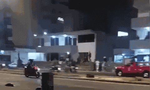 Clip: Thanh niên 'trổ tài' bốc đầu xe máy, cô gái ngồi sau hứng trọn hậu quả với cú ngã sấp mặt đau điếng