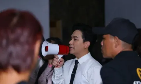 Bất chấp sự cố, Mạnh Quỳnh mướt mồ hôi hát tặng khán giả bằng... loa trong đêm nhạc tưởng nhớ Phi Nhung