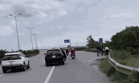 Clip: Cô gái đánh đu bên cửa xe ô tô đang chạy, kinh hãi cảnh bị kéo lê, hất văng xuống đất