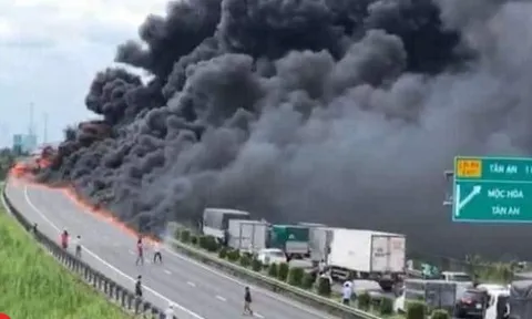 Clip: Cháy dữ dội trên cao tốc Trung Lương, cột khói đen ngùn ngụt cả 1 vùng trời