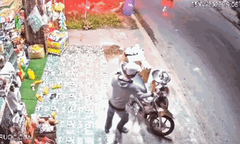 Clip: Người đàn ông bị trộm xe máy trong tích tắc, nguyên nhân đến từ sự chủ quan của bản thân