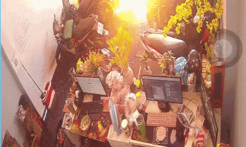 Clip: Nam thanh niên đùng đùng xông vào đốt quán game, hàng chục 'game thủ' chạy tán loạn