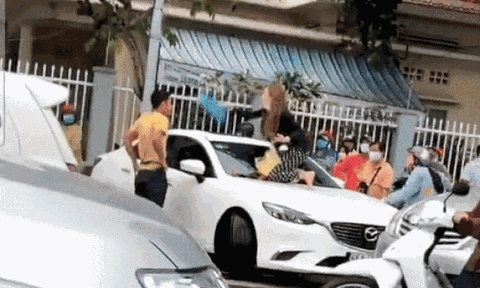 Xôn xao clip vợ chặn đầu xe, 'cố thủ' trên capo đánh ghen chồng 'đi đu đưa' cùng bồ nhí