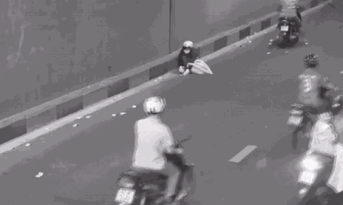 Clip: Tiền bay tứ tung khắp hầm chui Đà Nẵng, hành động của những người dân sau đó khiến ai cũng cảm động