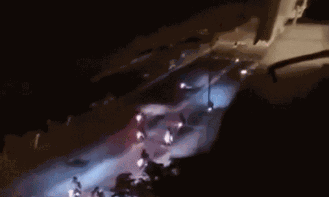 Clip: Hàng chục thanh niên cầm hung khí, ném bom xăng hỗn chiến gây náo loạn đường ven biển Đà Nẵng