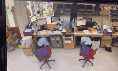 Camera ghi cảnh đối tượng bịt mặt xông vào cướp ngân hàng ở Hải Phòng