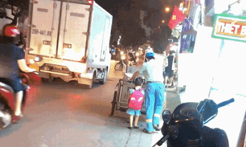 Bé con lẽo đẽo theo bố đi gom rác ở Hà Nội, cử chỉ bố dành cho con khiến nhiều người càng nghẹn ngào hơn